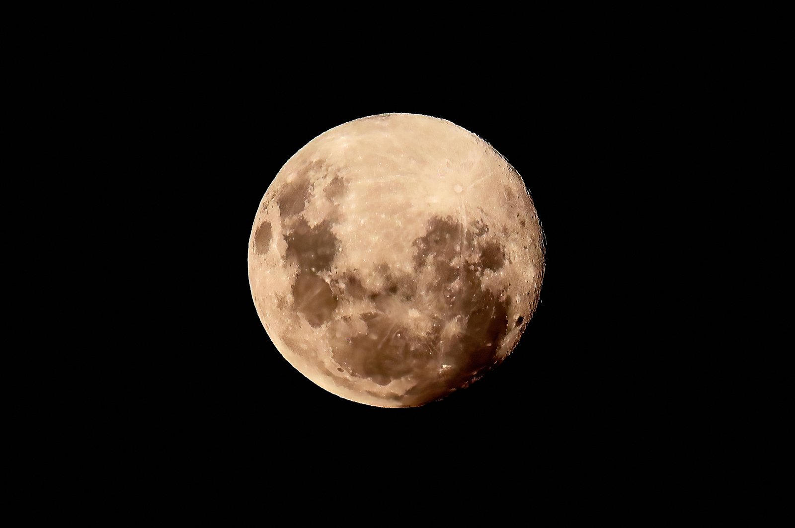 The glowing canvas of a full moon illuminated against the dark ink of space, captured through the William Optics RedCat 71. The premium Petzval design and synthetic fluorite glass resolve incredible surface details—from the brilliant rays of Tycho Crater to the rich, dark mineral fields of the lunar maria—with absolutely zero edge distortion.